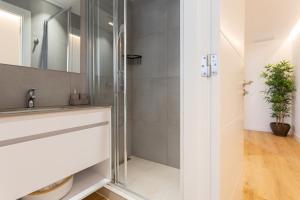 卡斯特尔德费尔斯Precioso apartamento en la playa的带淋浴和盥洗盆的浴室