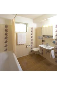 洛迦诺Al Pozz Boutique Resort的带浴缸和盥洗盆的浴室