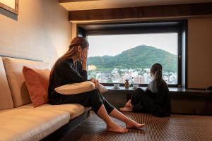 函馆拉碧斯达函馆湾的坐在沙发上,看着窗外的两名妇女