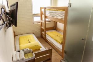 首尔东大门市场24号旅馆的小房间设有两张双层床和窗户