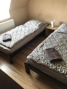 Vyšné RevištiaUbytovanie Toscana的一间卧室设有两张床和床头柜