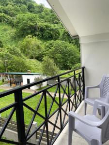 高尼奥Villa Mountview的山景阳台,配有两把椅子