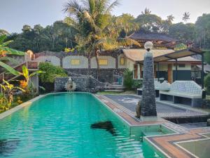 Tirtagangga道尔民宿酒店的房屋前的游泳池