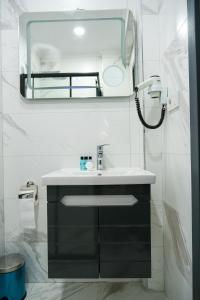 伊斯坦布尔hotel La Vitrine的一间带水槽和镜子的浴室