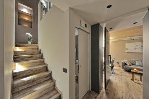 平佐洛Lux Domotic Apt-Chalet Dolomites的通往房子客厅的楼梯