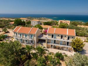 米尼亚Iris Apartments的享有度假胜地的空中景致,以海洋为背景