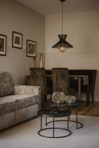 蒂鲁罗Boutiquehotel Minigolf的客厅配有沙发和桌子