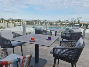卡奥莱法提内罗酒店的一个带桌椅的庭院和一个游泳池