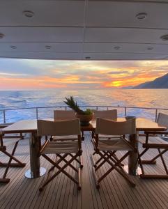 斯培西亚Yacht San Lorenzo 22的船上的桌椅,日落