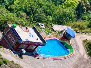 穆索里Doon Nature Valley Resort, Kempty Fall Mussoorie的享有度假村游泳池的顶部景致