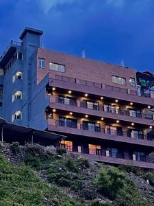 穆索里Doon Nature Valley Resort, Kempty Fall Mussoorie的一座建筑的侧面有灯
