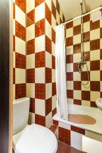 基辅HOSTEL 95的浴室配有卫生间、淋浴和盥洗盆。