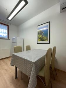 伊佐拉Apartment Sotlar的一间带桌椅的用餐室