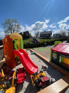 CzerwienneBaranek的一个带滑梯和玩具车的儿童游乐场
