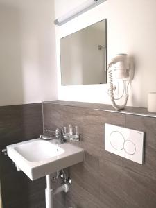 翁根博纳霍夫公寓式酒店的一间带水槽和镜子的浴室