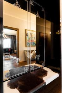 科希策Premium Apt Kosice Center 3 room with PARKING的更衣室配有镜子和地毯