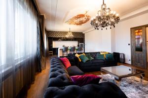 科希策Premium Apt Kosice Center 3 room 150m2 Hlavna ulica的客厅配有沙发和桌子