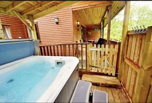 皮克林罗兰度假小屋酒店的小屋甲板上的大型热水浴池