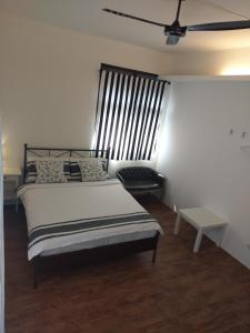 礁溪5963右转民宿的一间卧室设有一张大床和一个窗户。