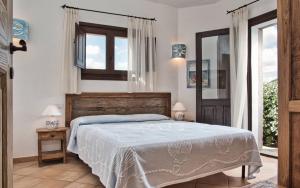 切尔沃港Vistamare Grande Pevero的一间卧室设有一张床和一个窗口