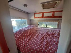 布吕热莱特Camping car à 3 minutes du parc Pairi Daiza的卧室位于走廊,设有床和窗户