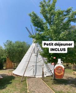 BouglonCamping Syl-Vallée Western Village的帐篷,配有读过小字节的标志