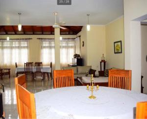 康提Reverie Hill Bungalow, Kandy的一间配备有白色桌椅的用餐室