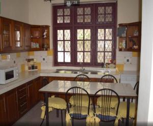 康提Reverie Hill Bungalow, Kandy的厨房配有桌椅和微波炉。
