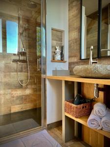 巴比松拉巴斯提德巴比松酒店的带淋浴、盥洗盆和淋浴的浴室