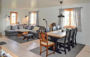 康斯博Lovely Home In Kongsberg With Kitchen的用餐室以及带桌椅的起居室。