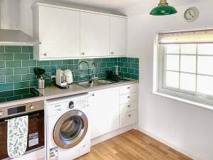 利普胡克Garden Cottage 2 - Uk42882的厨房配有洗衣机和水槽