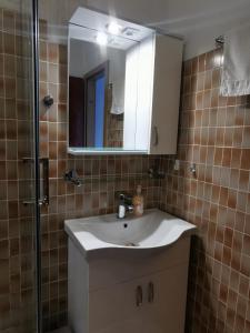 马斯林尼察Apartmani Nata的一间带水槽、镜子和淋浴的浴室