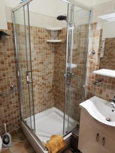 马斯林尼察Apartmani Nata的带淋浴和盥洗盆的浴室