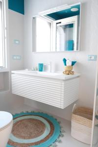 圣费利切-奇尔切奥AMAREA Exclusive Suites的浴室设有白色水槽和镜子
