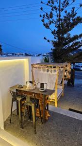 阿诺梅拉Mykonos Double Luxury Mini Suites - Adults only的天井上的木桌和椅子