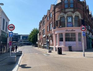布莱克本Hotel Royal Blackburn的粉色建筑中的一条空街道