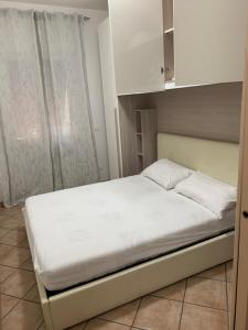 圣托斯特凡诺港CASA AURORA的一张位于带白色橱柜的小房间内的床铺