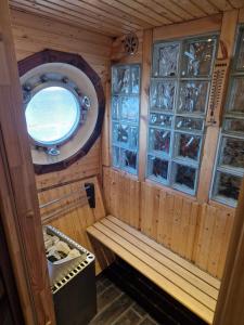 南泰利耶Ship Windö的小房间设有长凳和窗户