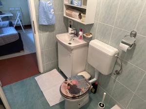 DekaniLavanderin Apartment的浴室设有卫生间和水槽,