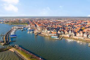 福伦丹Luxury loft at lake Volendam 20 min. from Amsterdam CS的水中船只的城市空中景观