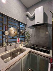 金马仑高原Lucky Home @ Quintet Tanah Rata的厨房配有水槽和炉灶