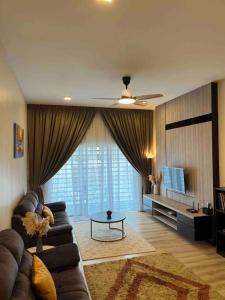 金马仑高原Lucky Home @ Quintet Tanah Rata的带沙发、桌子和电视的客厅
