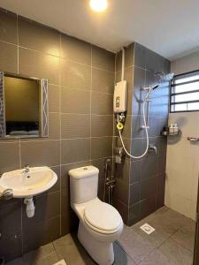 金马仑高原Lucky Home @ Quintet Tanah Rata的一间带卫生间和水槽的浴室