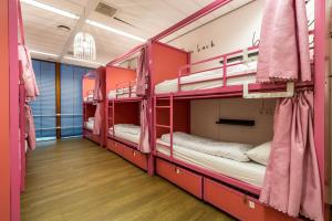 阿姆斯特丹Hostelle - women only hostel Amsterdam的宿舍间内的红色双层床间