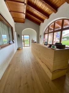 阿夏戈若兹尔酒店的大客房设有带窗户的木制柜台