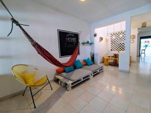 里奥阿查Bona Vida Apartments的客厅配有吊床和沙发