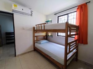 里奥阿查Bona Vida Apartments的带窗户的客房内的两张双层床