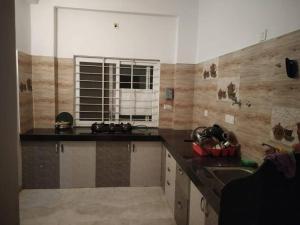DabokDiva Villa的厨房配有柜台、水槽和窗户
