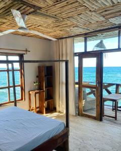 Nkhata BaySoul Rebel Lodge & Backpackers的一间卧室配有一张床,享有海景