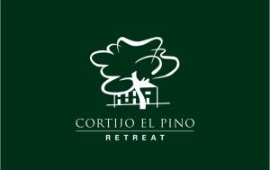 AlbuñuelasCortijo El Pino Retreat的绿色背景上的白色树标志